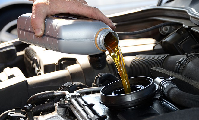 Oli transmisi manual normalnya memiliki warna kuning bening (google)